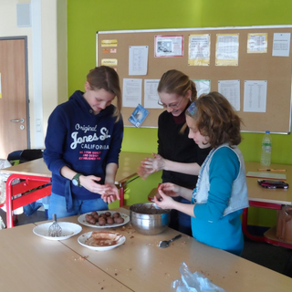 cakepops-3 Montessori-Schulzentrum Leipzig - Neuigkeiten - Mit Häubchen und Glasur